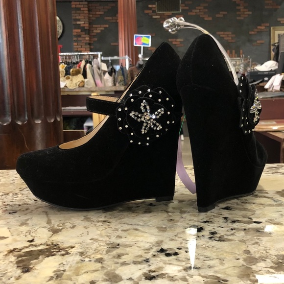 Shoes - Picture 5 of 11